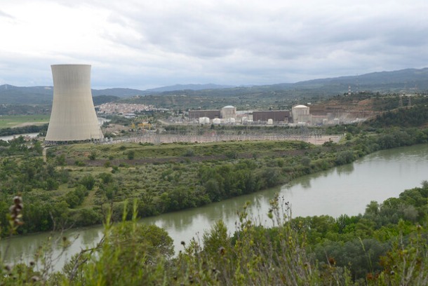 imagen de la torre de refrigeracion de la central nuclear asco